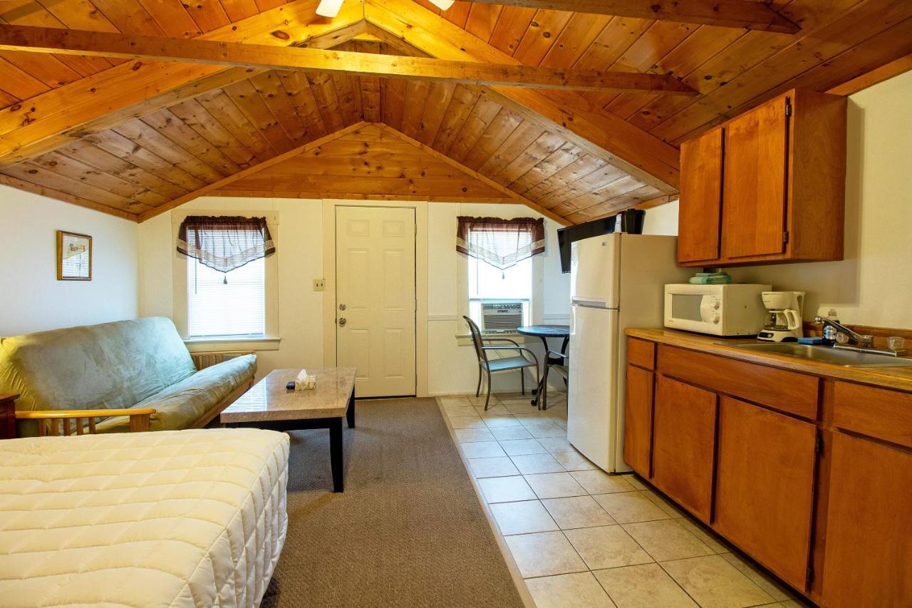 Half Moon Motel & Cottages Weirs Beach Exterior photo