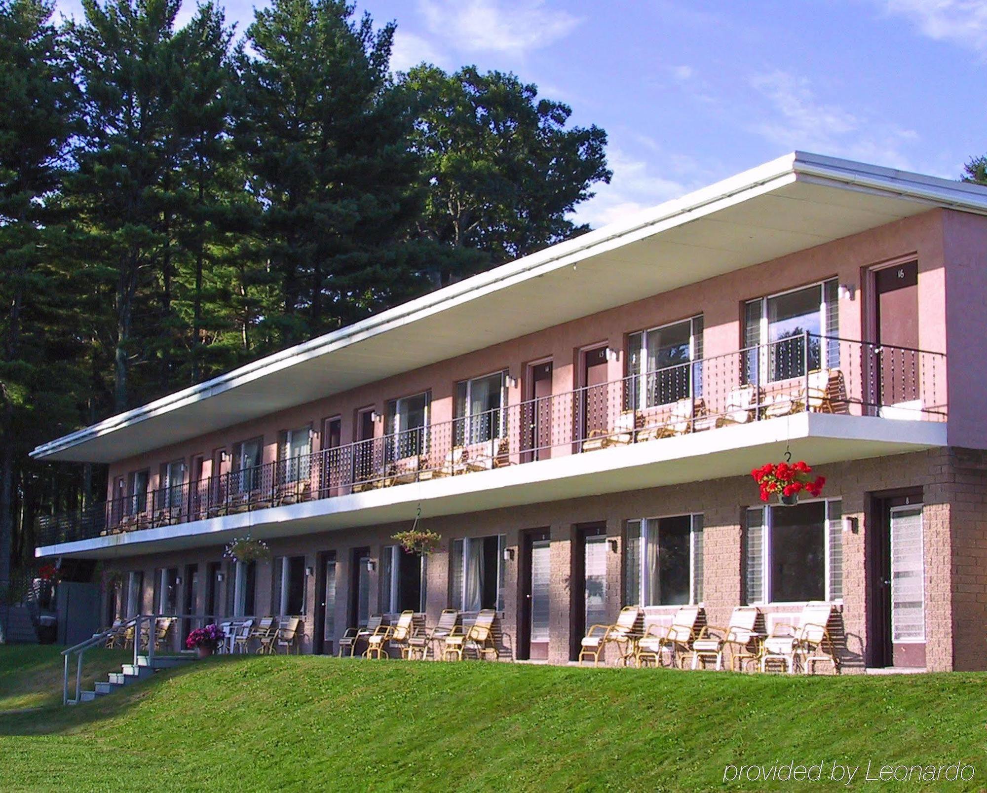 Half Moon Motel & Cottages Weirs Beach Exterior photo