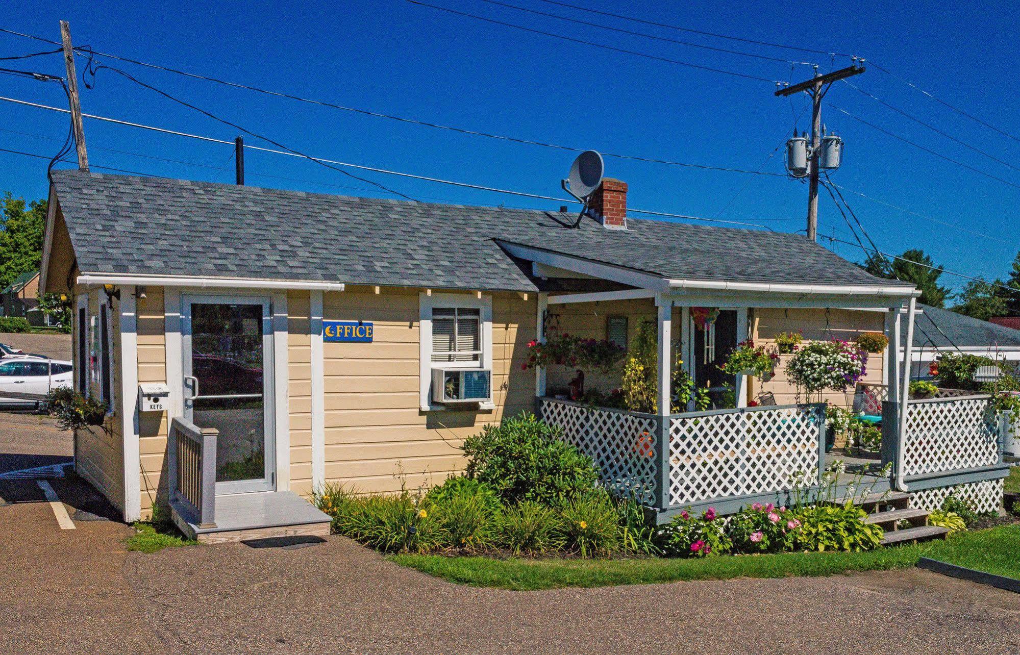 Half Moon Motel & Cottages Weirs Beach Exterior photo